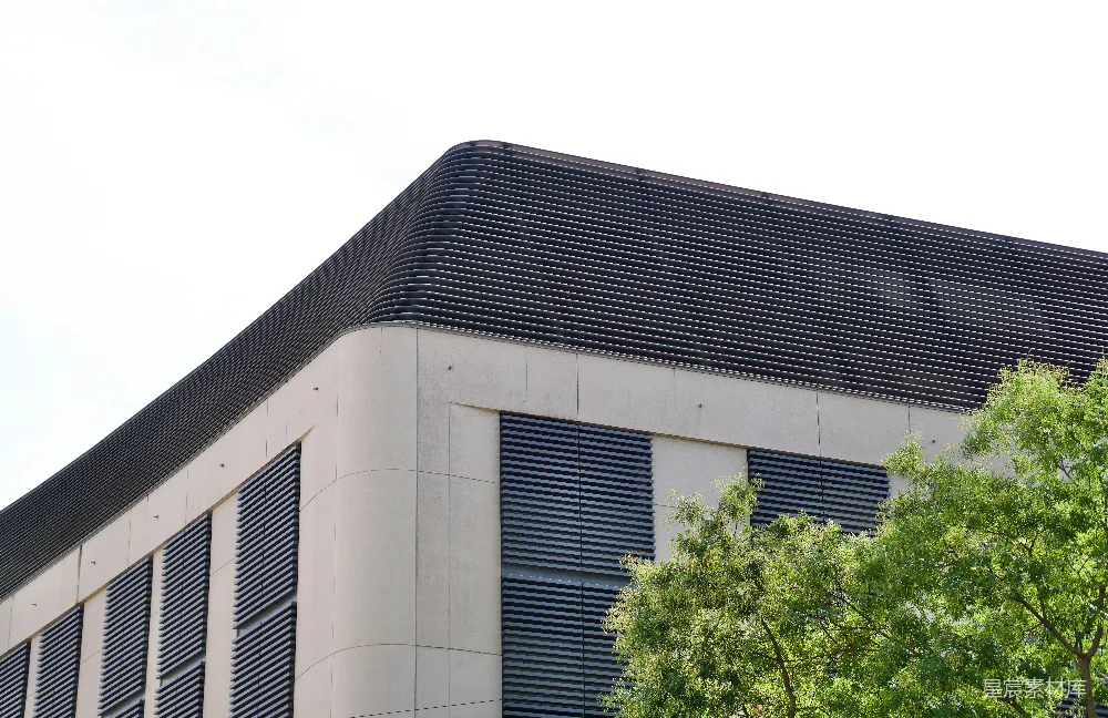 高清摄影  一座建筑前有一棵树。