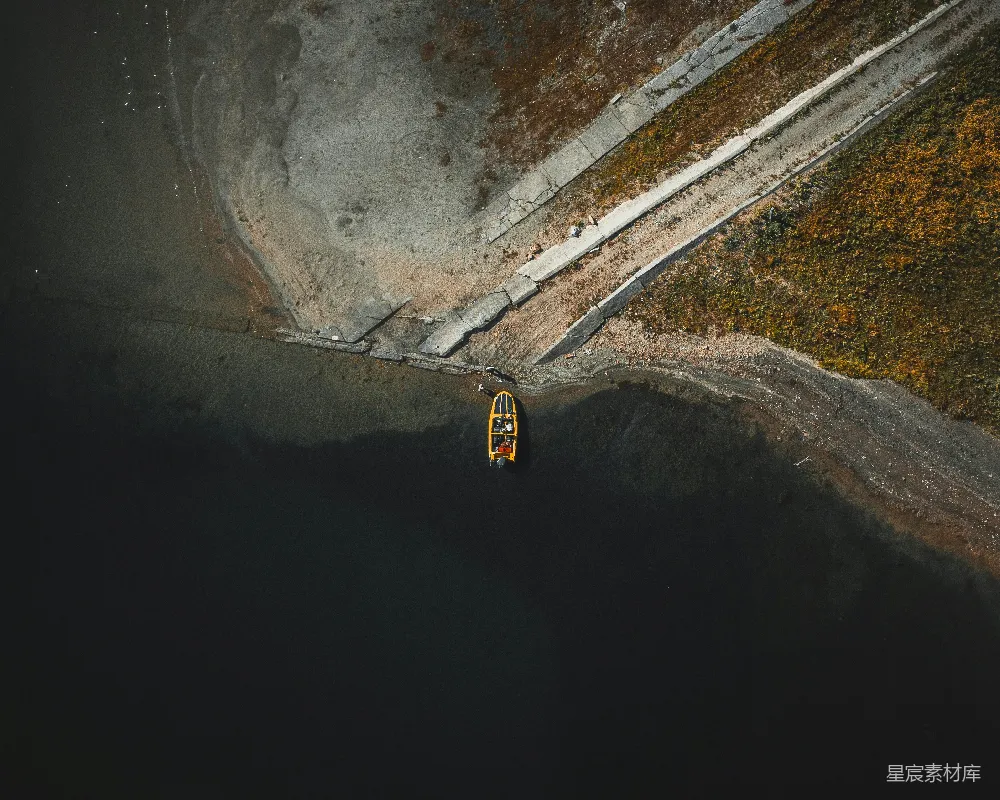 高清摄影  一辆黄黑相间的汽车在白天的道路上行驶。
