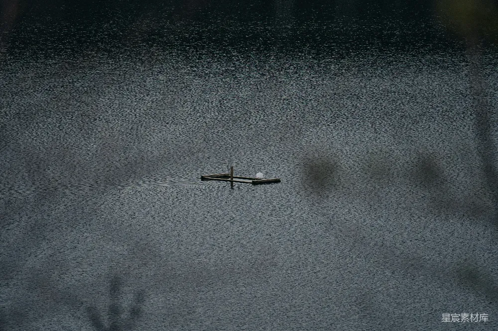 高清摄影  一艘小船漂浮在水面上。
