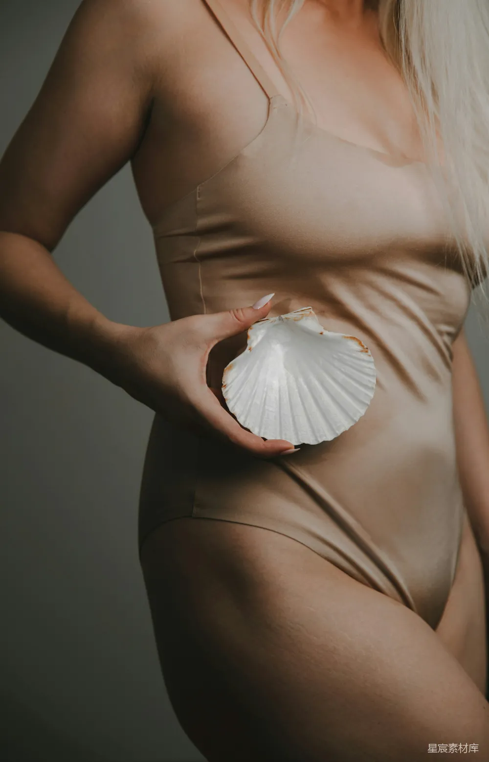 高清摄影  一位穿着衣服的女性