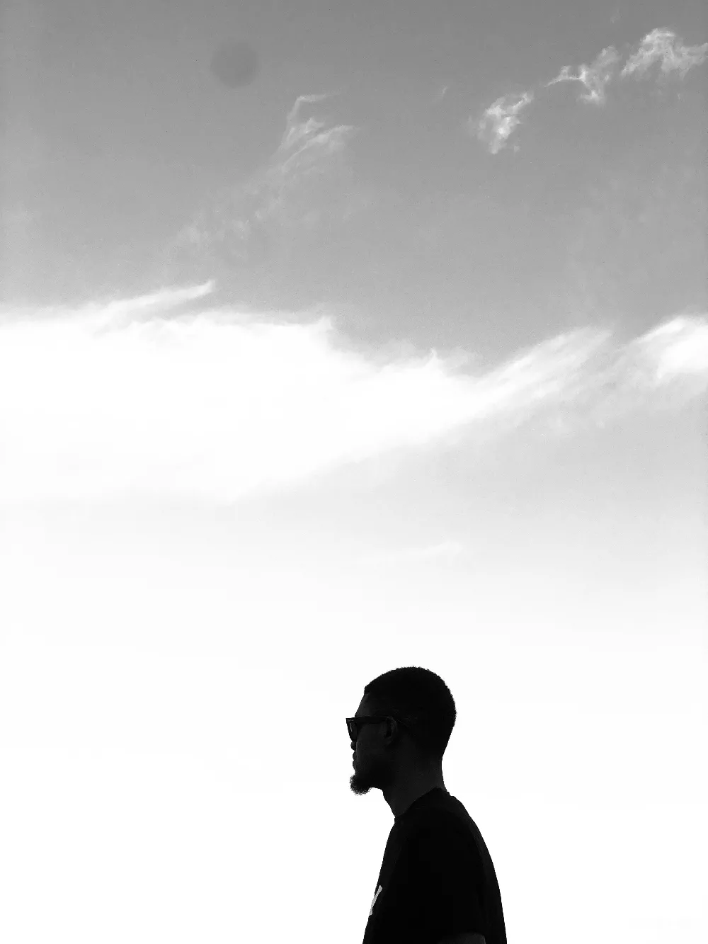 高清摄影  穿黑色圆领衬衫的男人