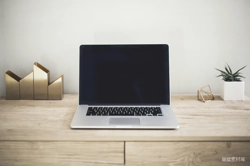 高清摄影  MacBook Pro 放在棕色桌子上