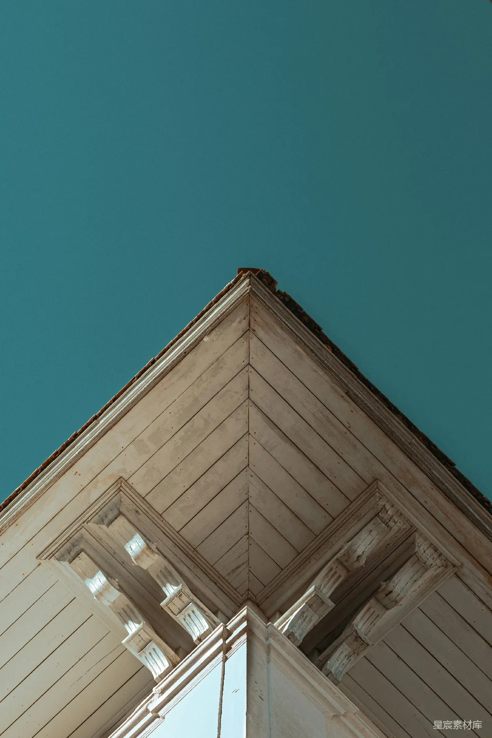 高清摄影 壁纸 一座建筑物的顶部，背景是蓝天。