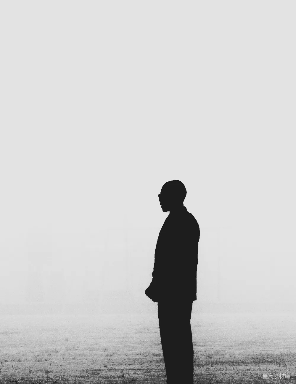高清摄影 人物 电影 一个男人站在田野中央。
