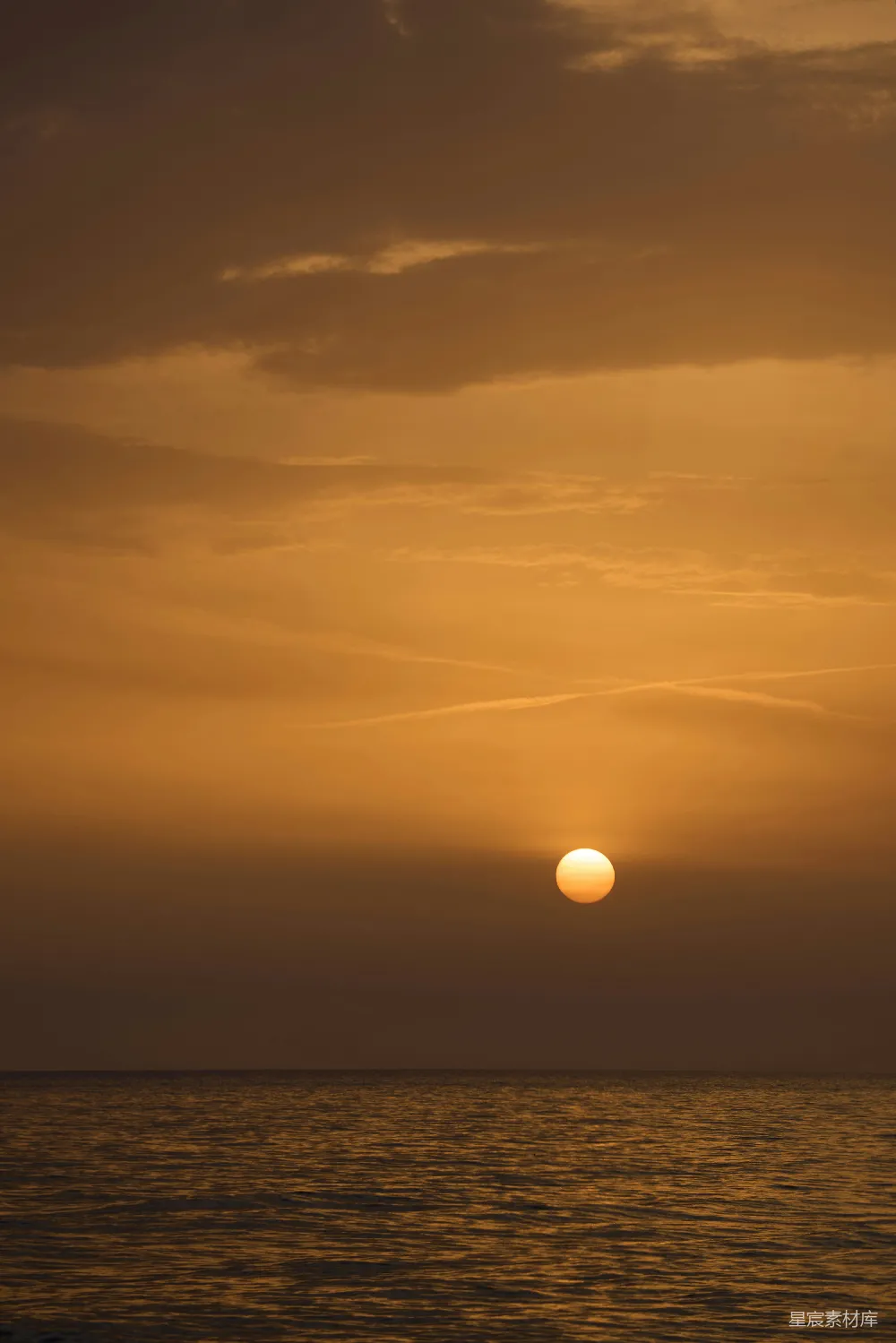 高清摄影 旅行 壁纸 自然 在多云的天气里，夕阳正缓缓落下海面。