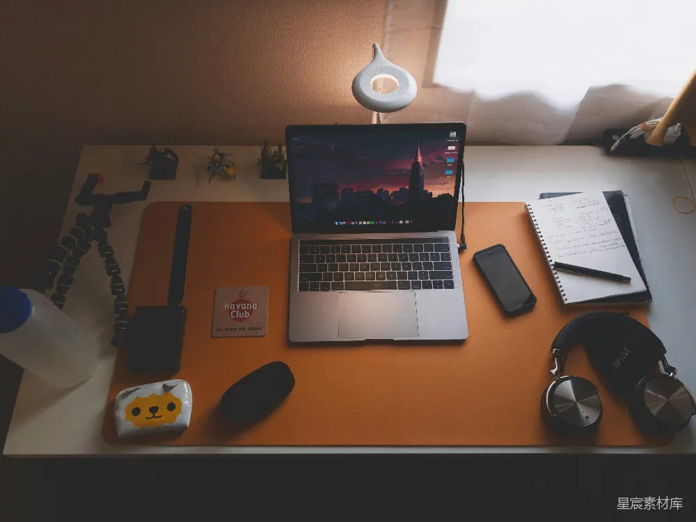 高清摄影  MacBook Pro 旁边是黑色的智能手机和笔记本电脑。