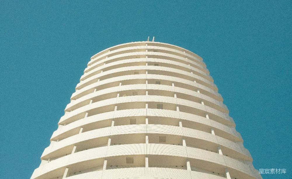 高清摄影 壁纸 一座高大的白色建筑物，背景是蓝天。