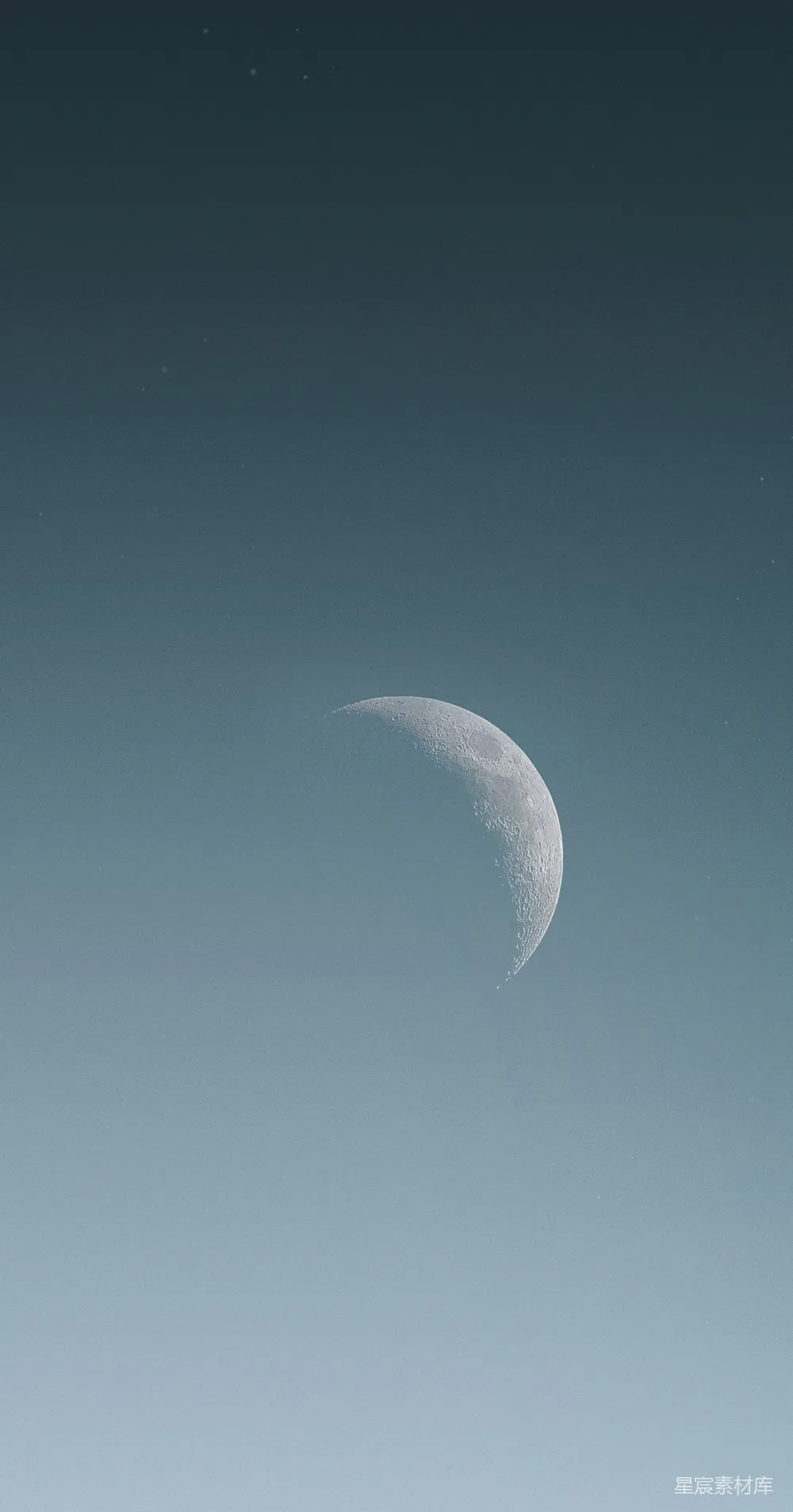 高清摄影  在天空中看到一个月牙。