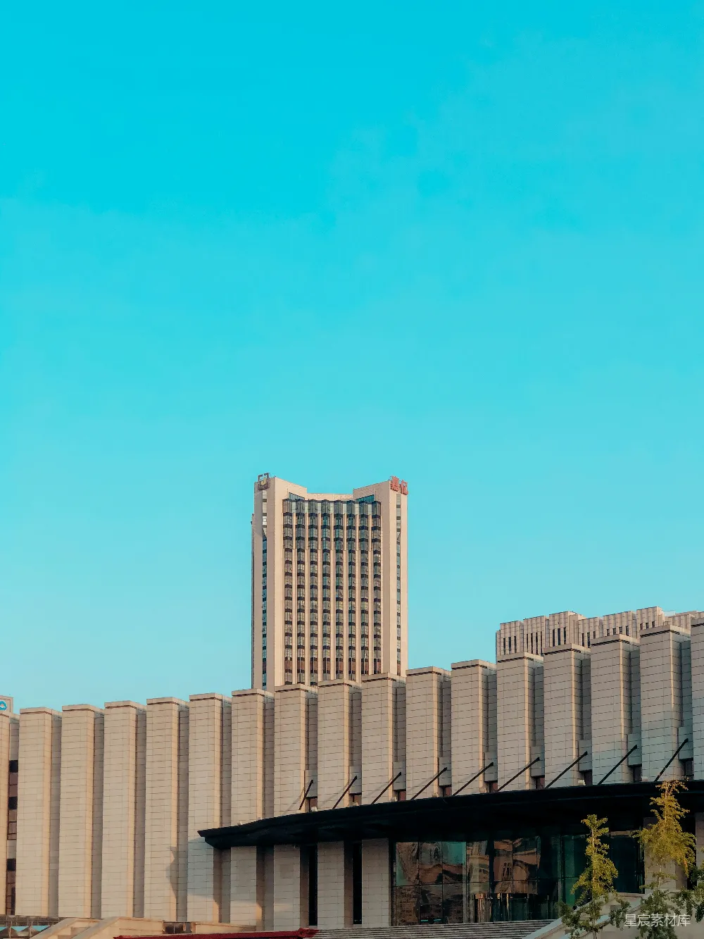 高清摄影  白天蓝天下的白色混凝土建筑