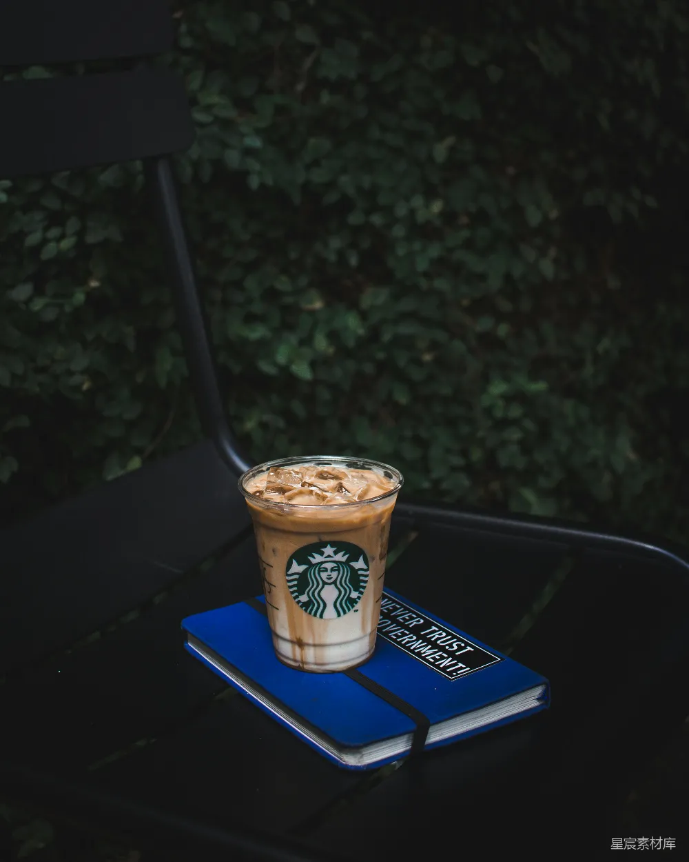 高清摄影  星巴克的塑料杯在蓝色书本上