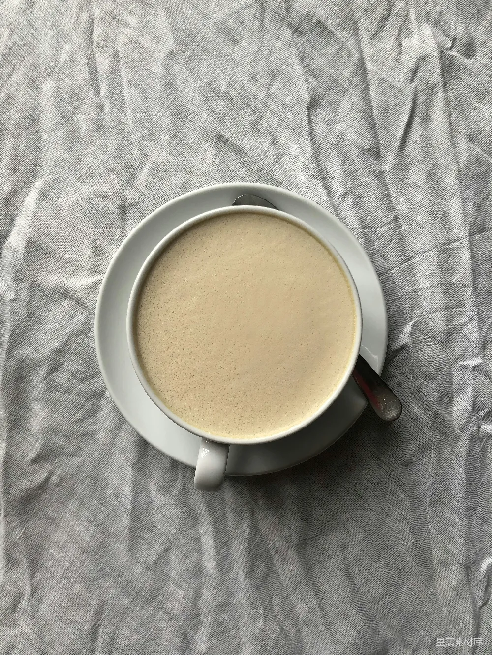 高清摄影  白色陶瓷杯中的棕色液体