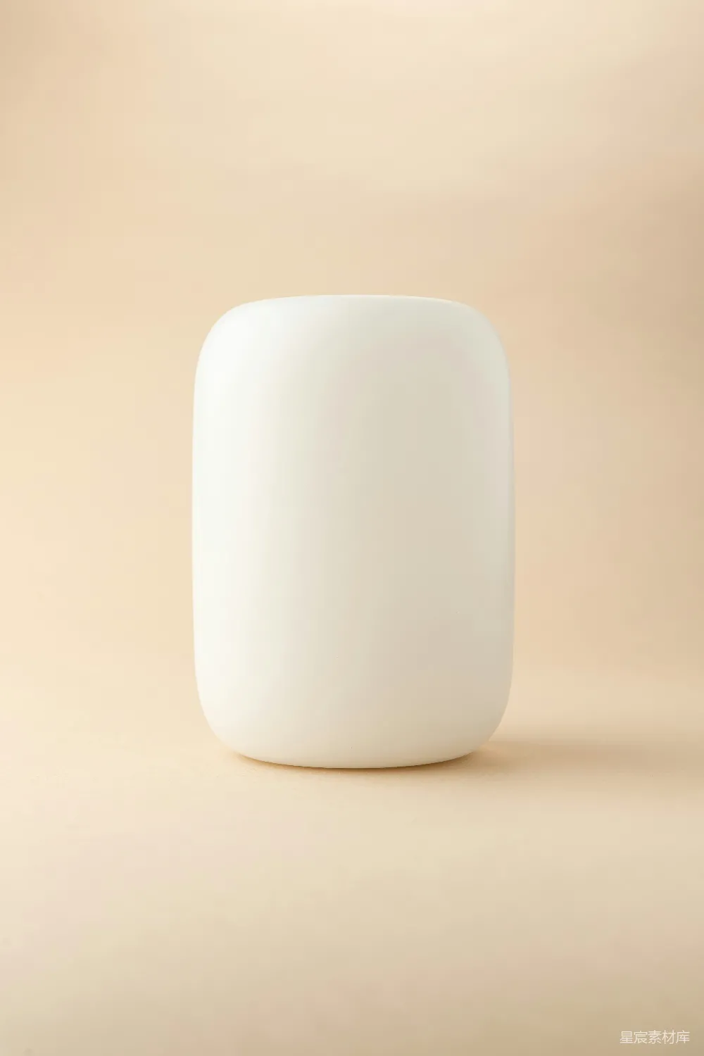 高清摄影  白色的塑料容器放在白色的桌子上