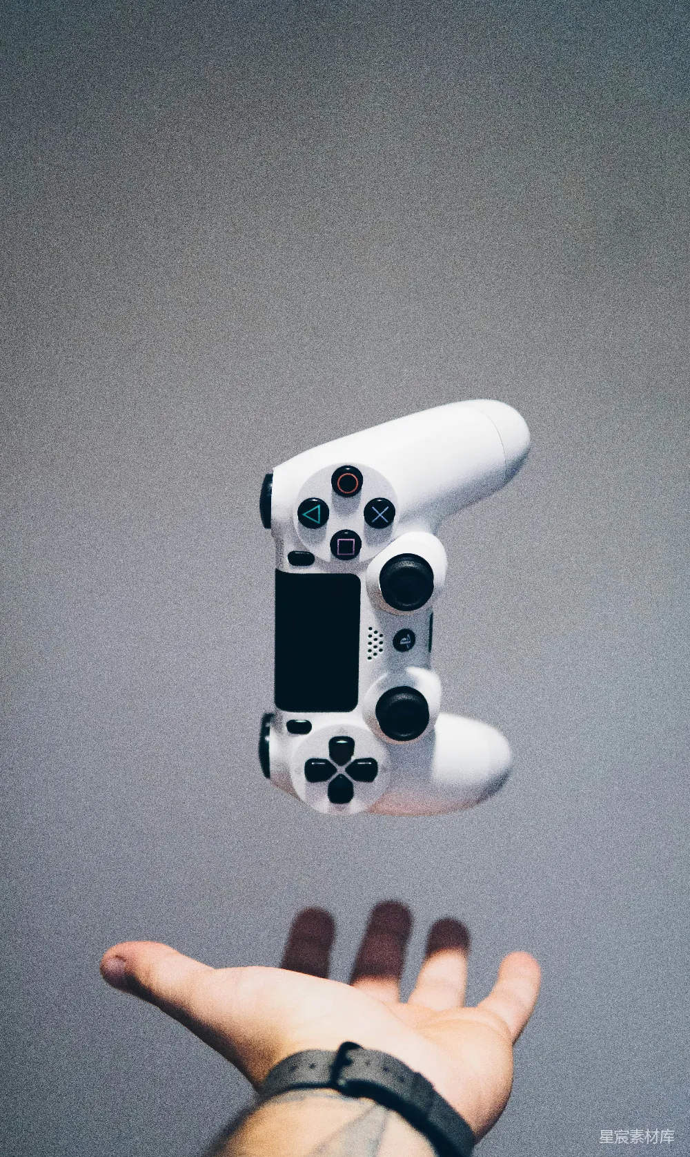 高清摄影  白色索尼PS4手柄放在某人的手掌上