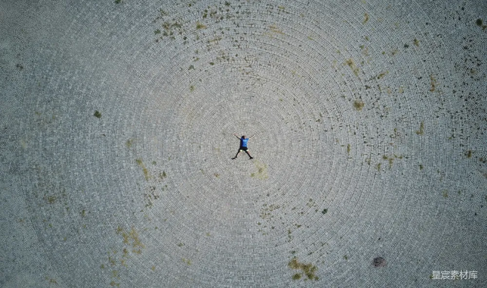 高清摄影  一个人趴在一个灰色的地面上。