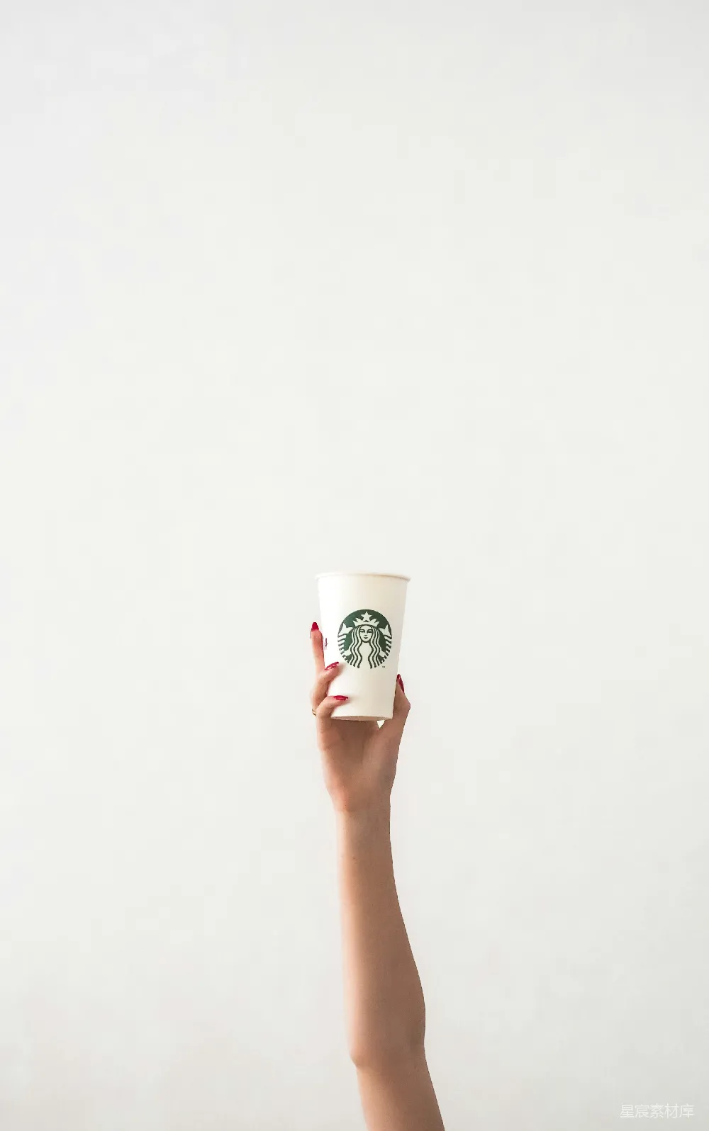 高清摄影  拿着白色塑料杯的人
