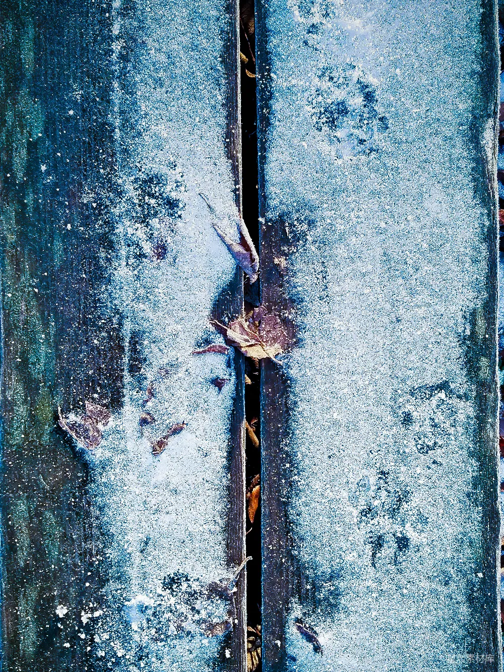 高清摄影  绿色的木板上覆盖着雪。