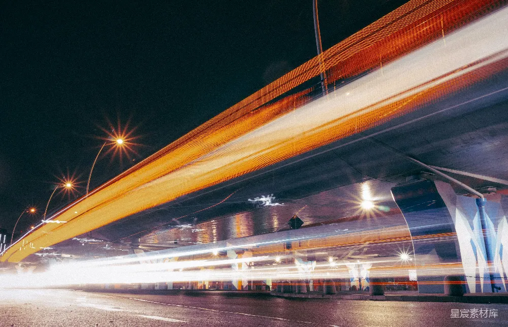 高清摄影  一张夜晚城市街道的模糊照片