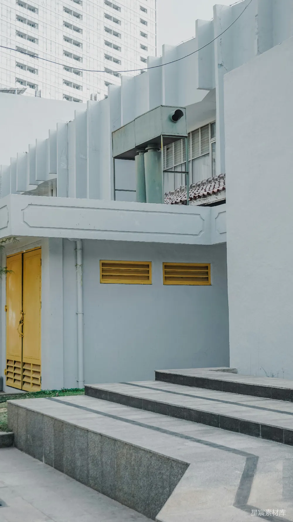 高清摄影  带有黄色门的白色混凝土建筑