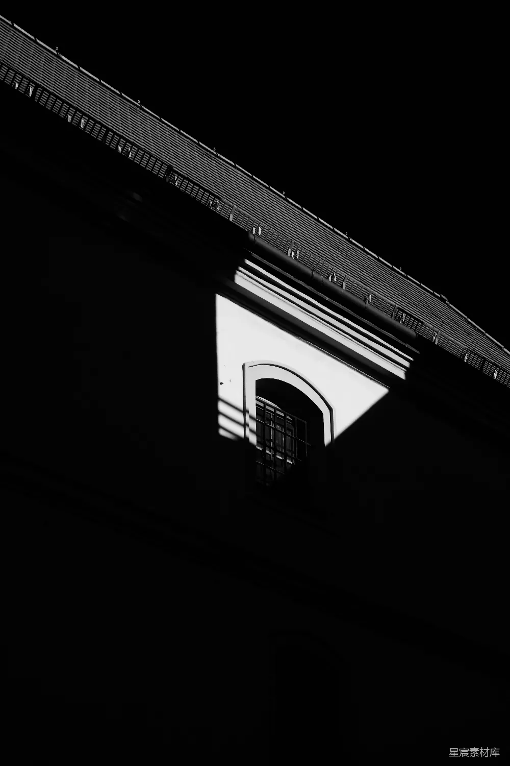 高清摄影 壁纸 实验性 一张黑白照片，照片中有一座建筑物，建筑物上有一扇窗户。