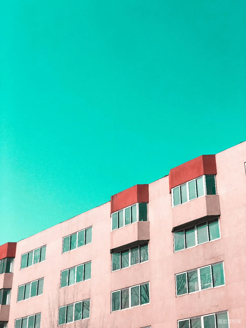 高清摄影  粉红色的混凝土建筑在白天湛蓝的天空下