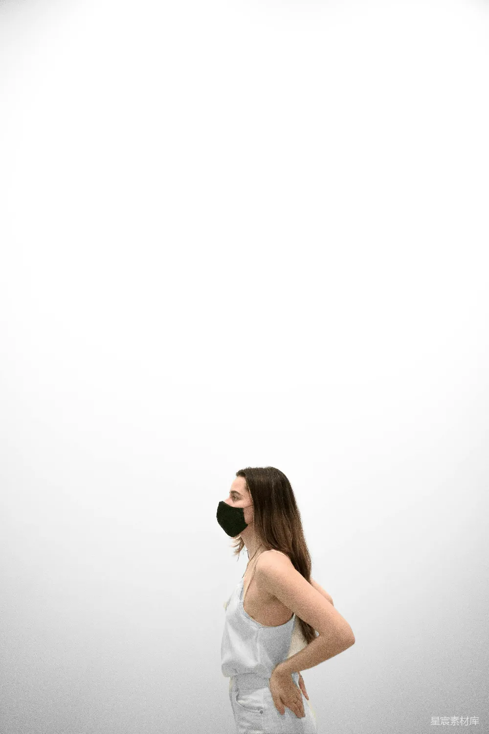 高清摄影  一个女人站在一堵白墙前