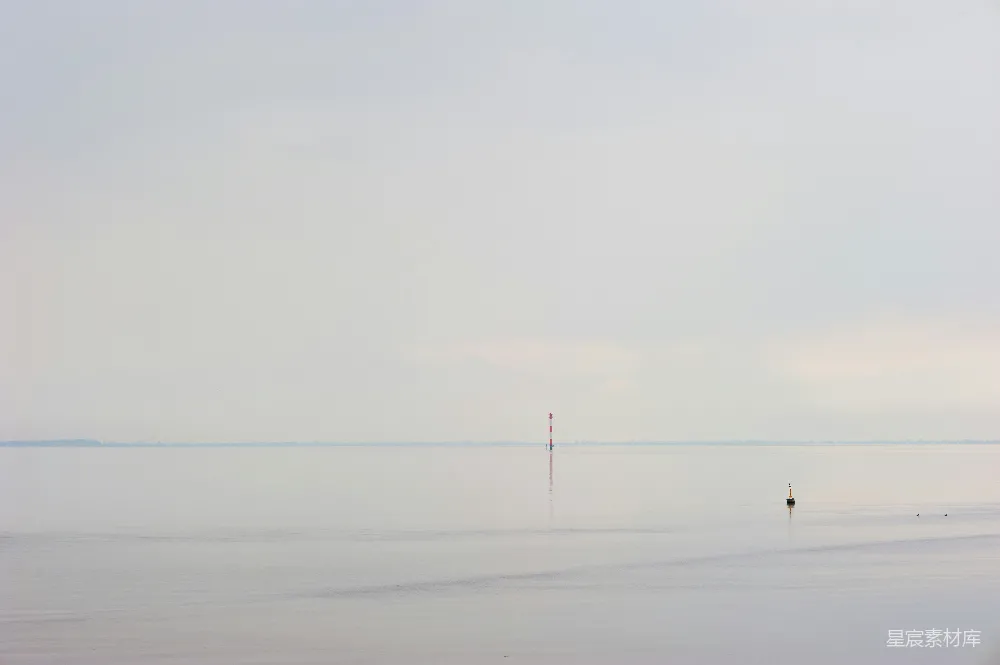 高清摄影  Butjadingen, Lower Saxony, Germany，海平线宁静而平和。