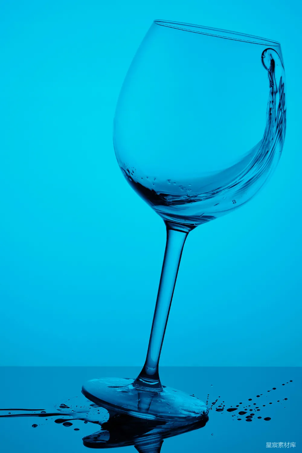 高清摄影  装有红酒的酒杯