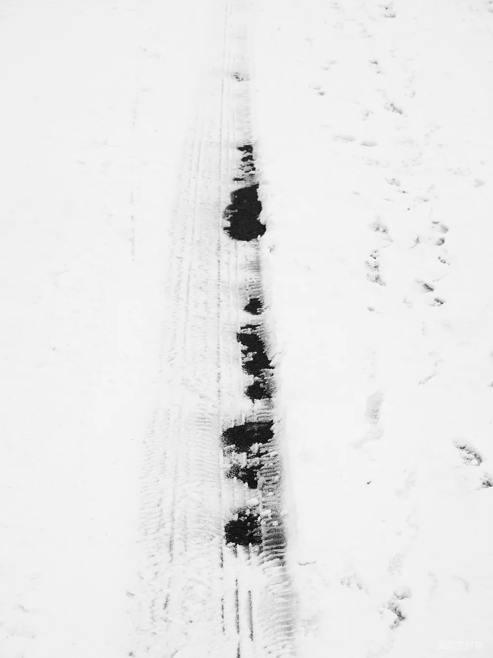 高清摄影 壁纸 自然 实验性 一条被雪覆盖的道路，上面有一排汽车。