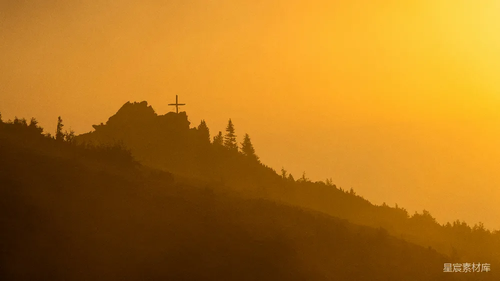 高清摄影  太阳正落在这座山丘之上，山上有一座教堂。