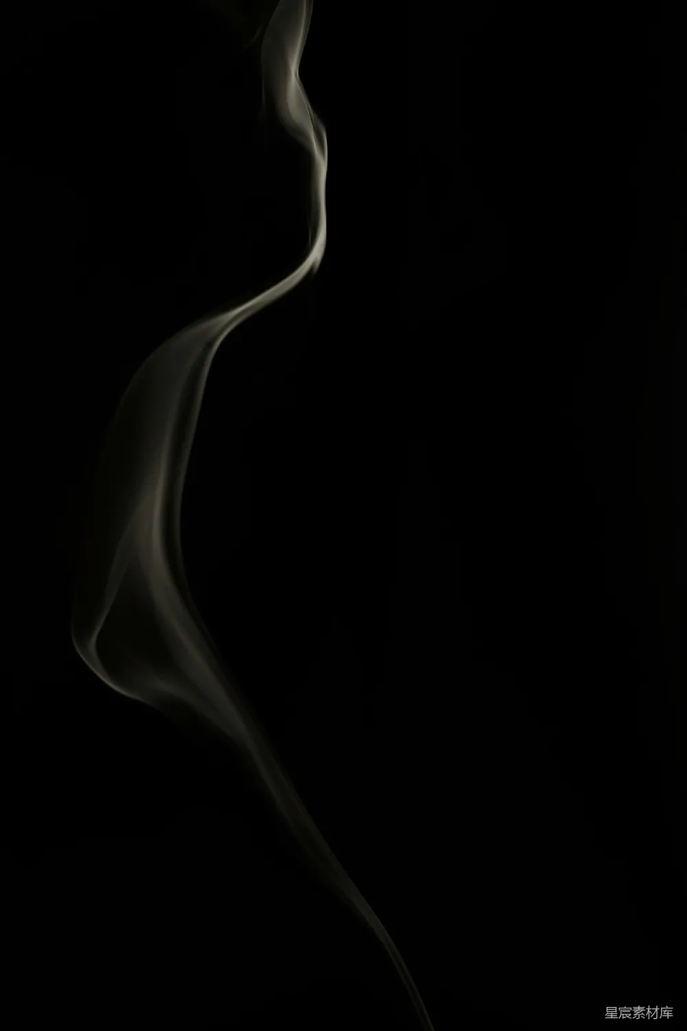高清摄影 实验性 黑色背景上有烟雾冒出。
