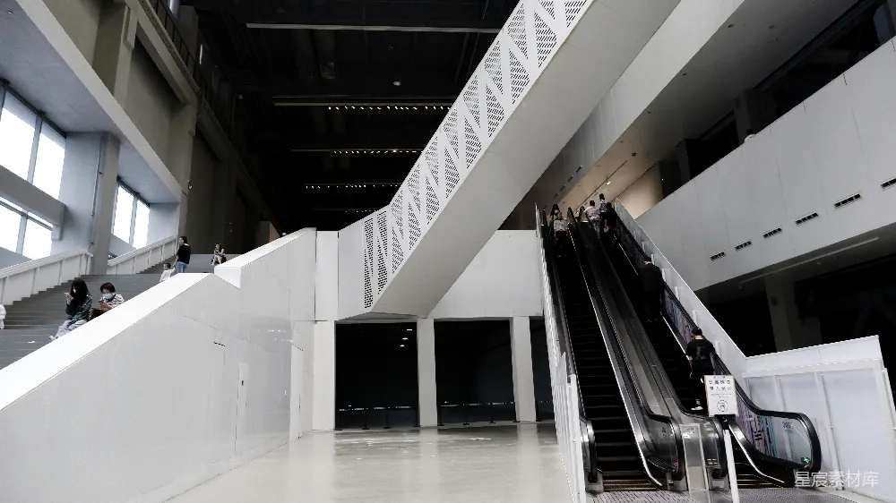 高清摄影  建筑物内的白色和黑色电梯