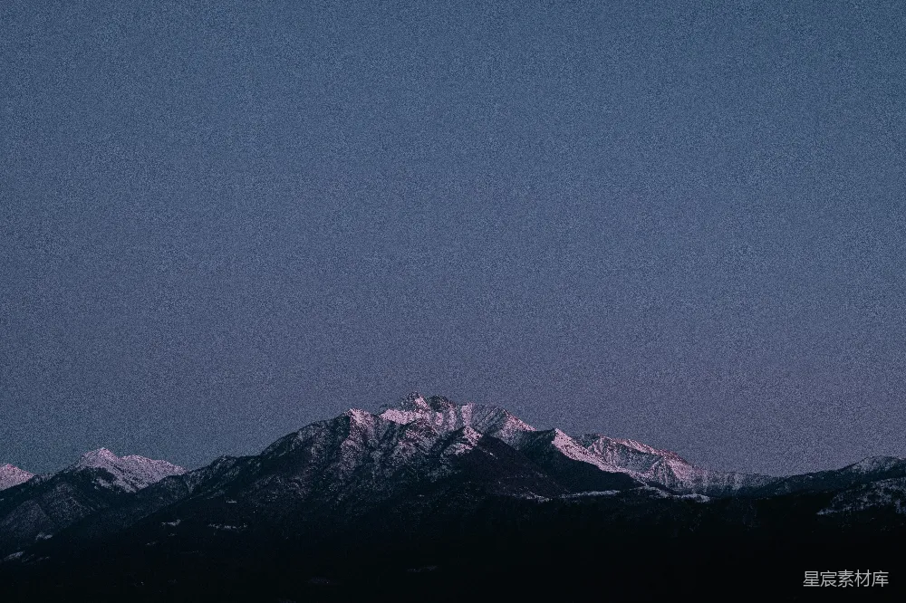 高清摄影 壁纸 旅行 自然 一座山峦的景象，山上覆盖着积雪。