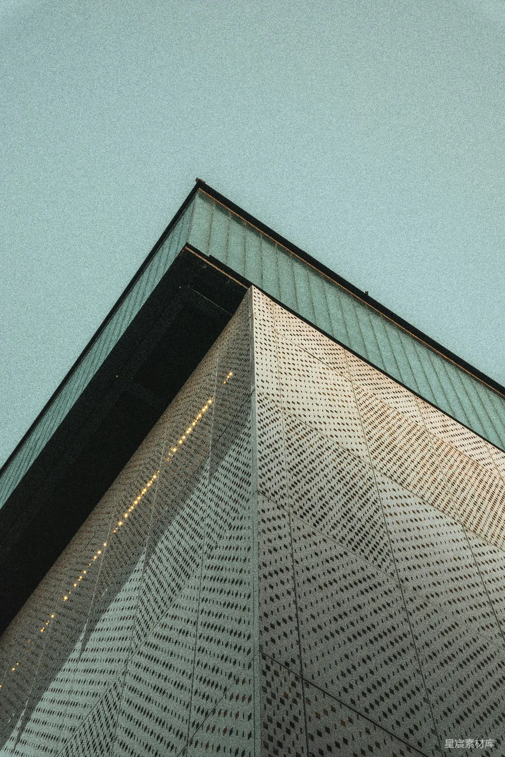 高清摄影  一张建筑物的特写照片，背景是蓝天。