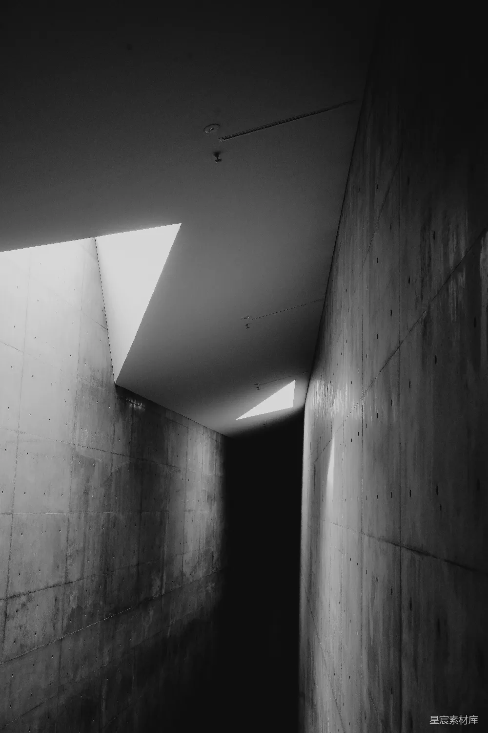 高清摄影  现代化的建筑走廊，带有几何光图案。