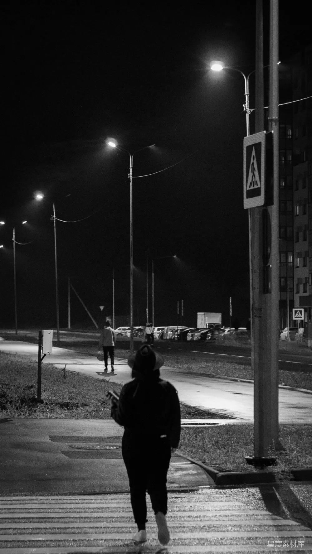 高清摄影  一个人在夜间过马路。