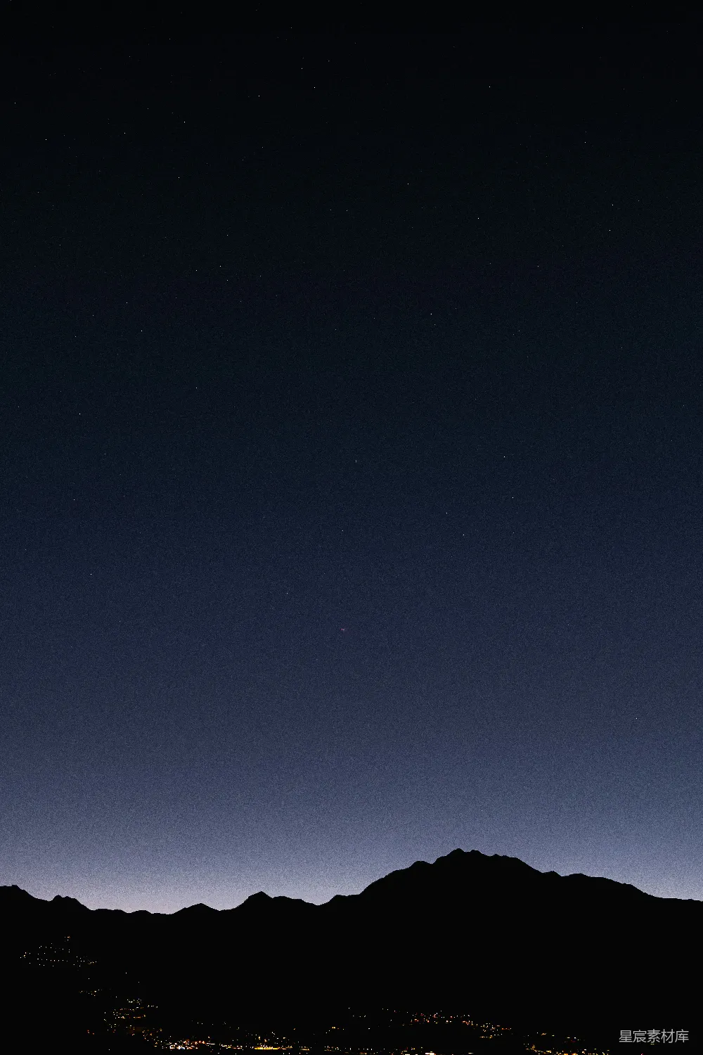 高清摄影 壁纸 自然 夜空中的景象，背景是山。