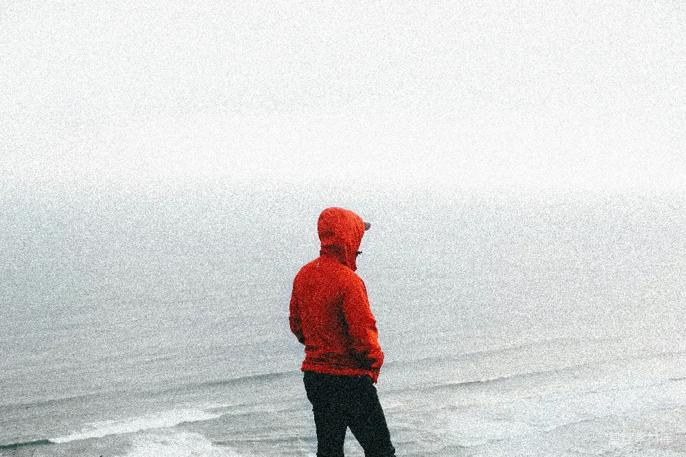 高清摄影  站在海边的人在白天。
