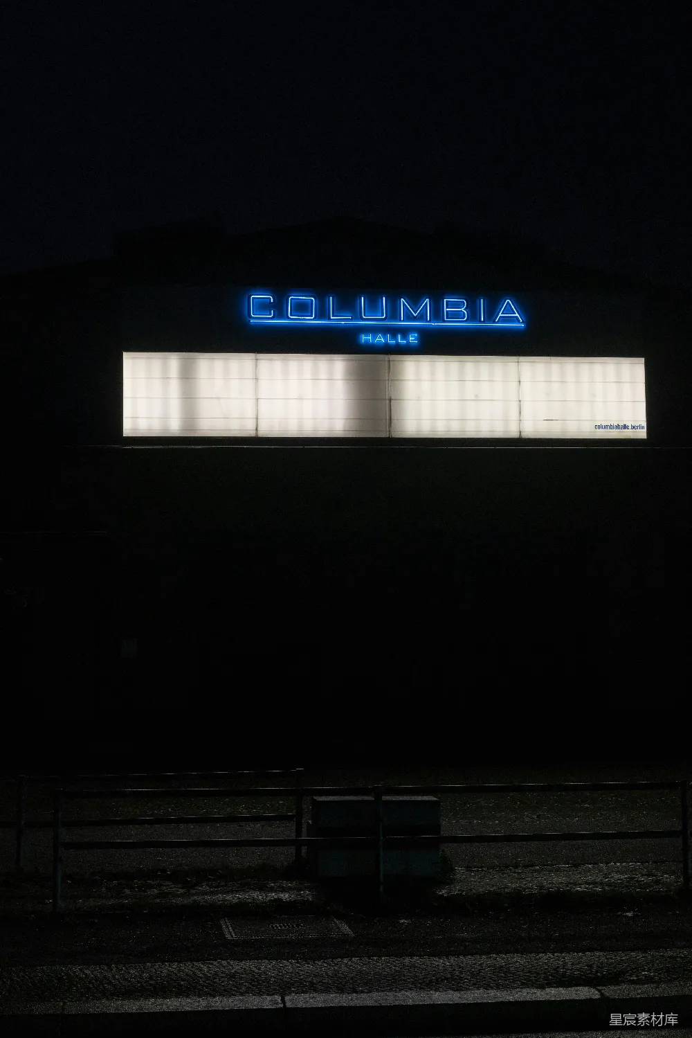 高清摄影  一座建筑物在夜晚被照亮，上面写着“哥伦比亚”。