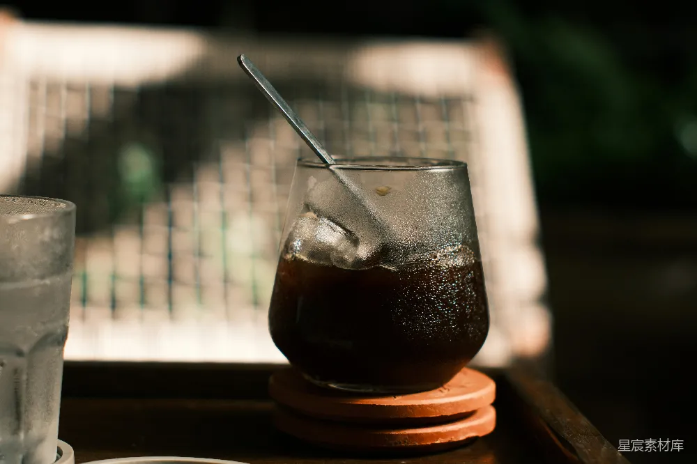 高清摄影 玻璃杯中的冰咖啡配有一根勺子。