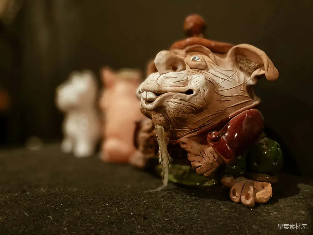 高清摄影  桌子上有一尊小老鼠雕像。