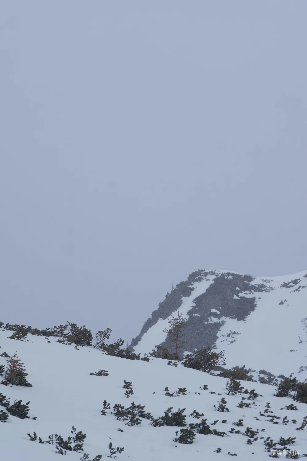 高清摄影  一个人在积雪覆盖的山上行走