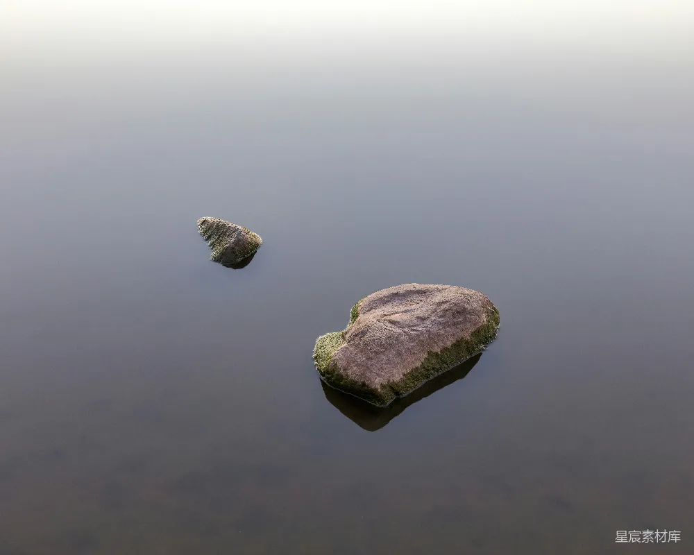 高清摄影  几块石头在水里