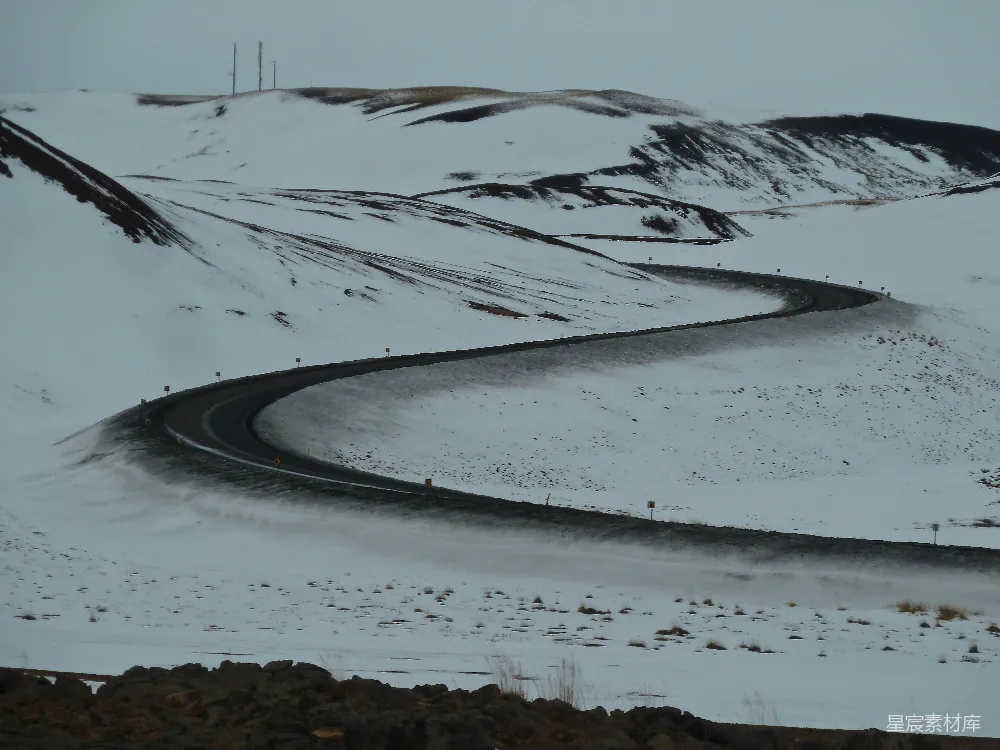 高清摄影 壁纸 自然 旅行 一条蜿蜒的山路，覆盖着积雪。