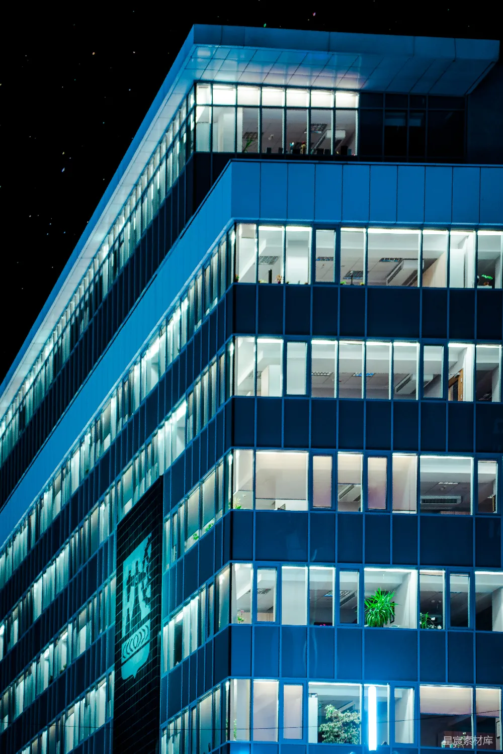高清摄影  夜晚黑天下的灰色混凝土建筑