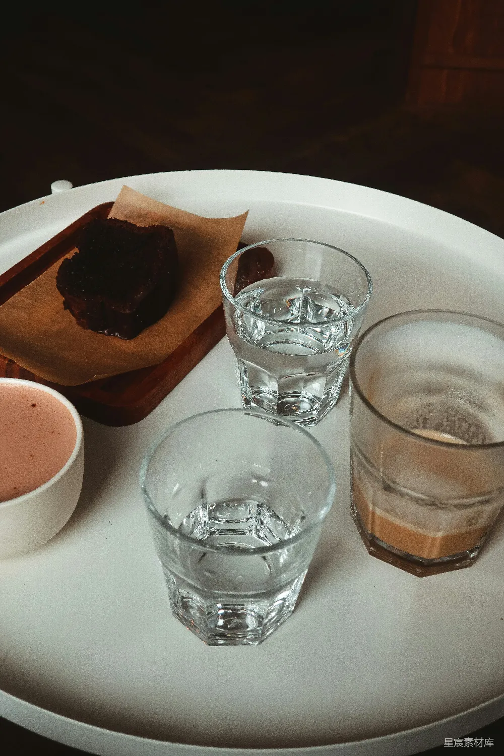 高清摄影  干净的酒杯在白色桌子上