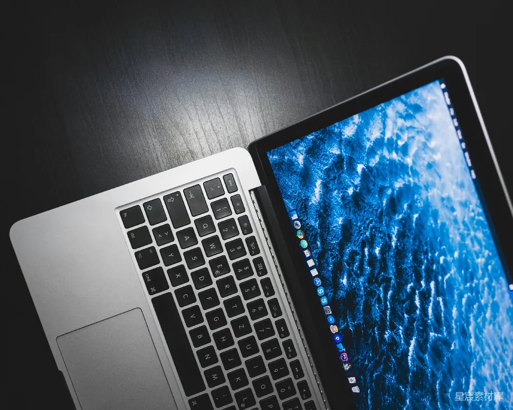 高清摄影  MacBook Pro放在黑色的木桌上