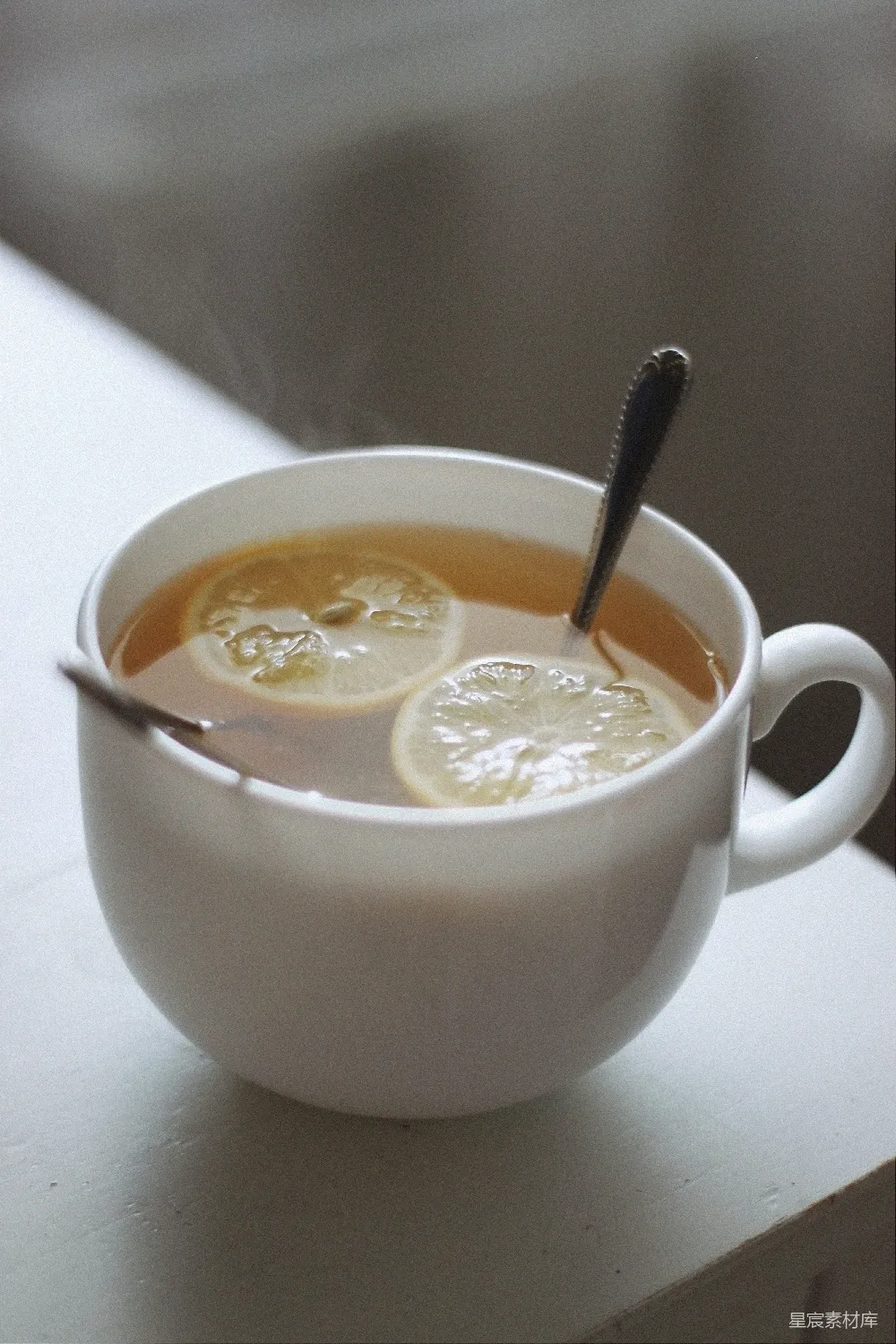 高清摄影  带有黄色液体的白色陶瓷杯