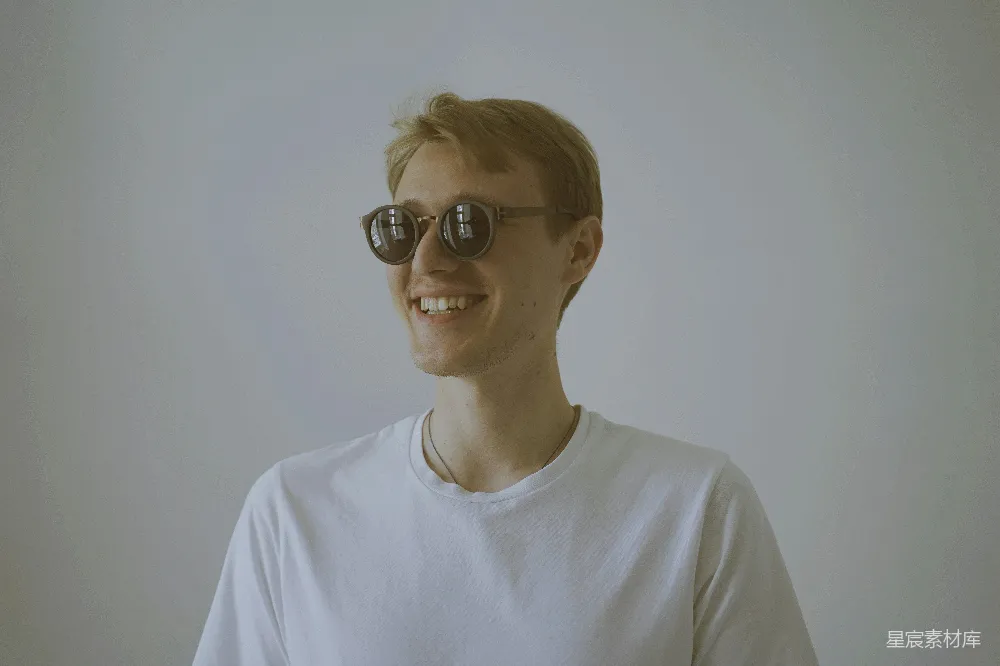 高清摄影  戴白色衬衫和黑色太阳镜的微笑男子