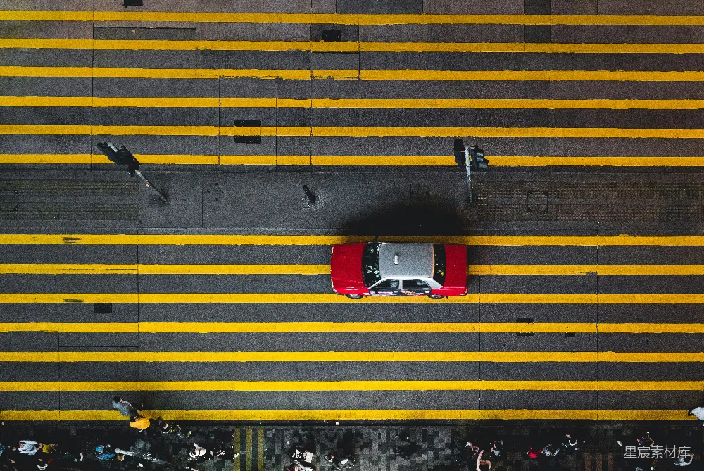 高清摄影  空中拍摄的灰红相间的汽车街景照片