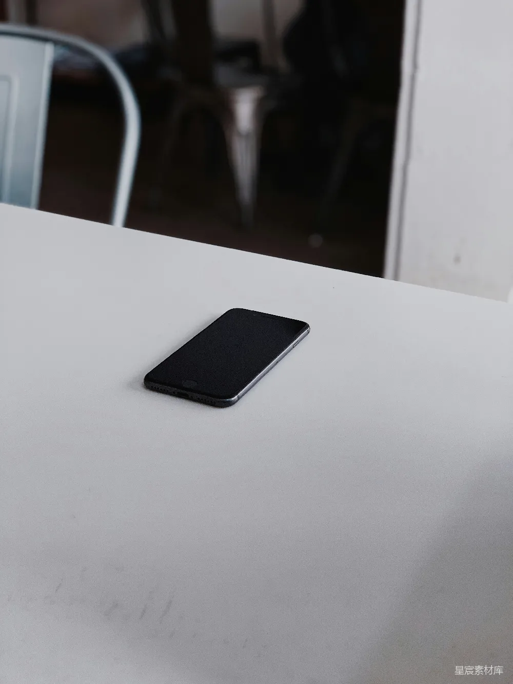 高清摄影  2014年之后的iPhone放在白色桌子上